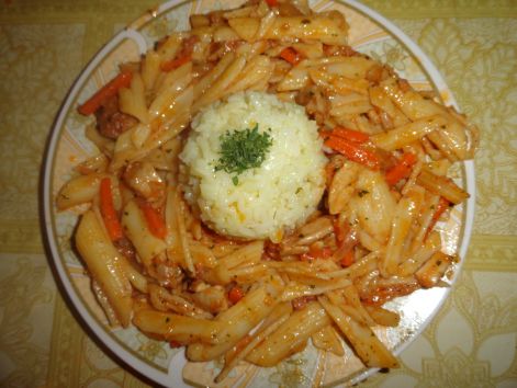 zoldseges_csirke_penne_tesztaval_es_rizzsel.jpg